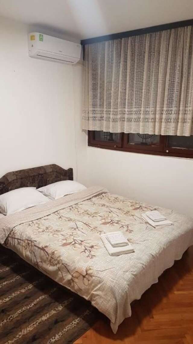 Проживание в семье Room for a real price Подгорица-25
